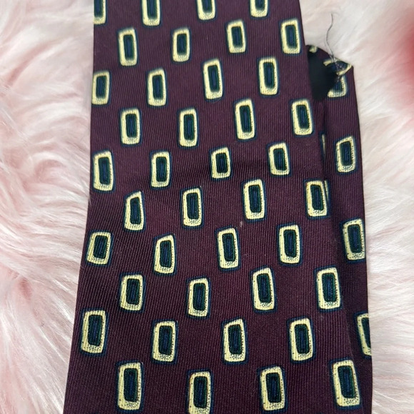 Elegant Purple and Cream Watch with Geometric Design - Picture 4 of 4